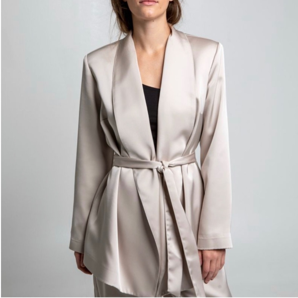 L'AGENCE Everly Satin Tie-Waist Blazer Jacket in Light Beige - Grey XL